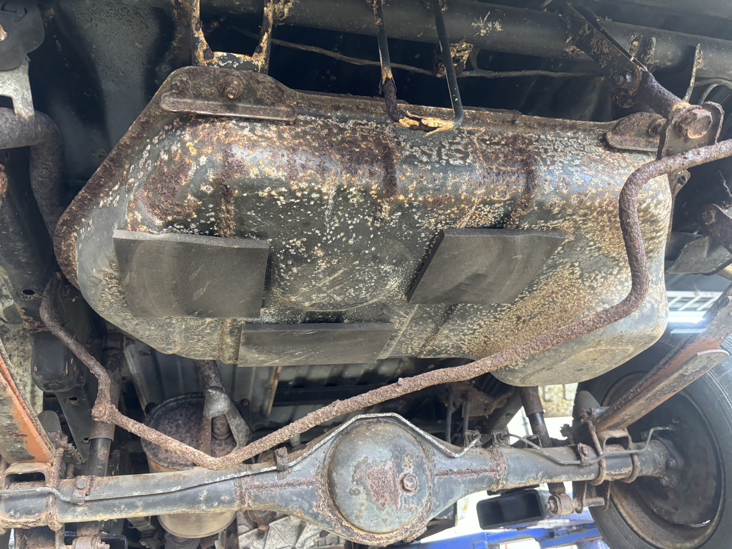 潮風にさらされる海沿い道路(イメージ)