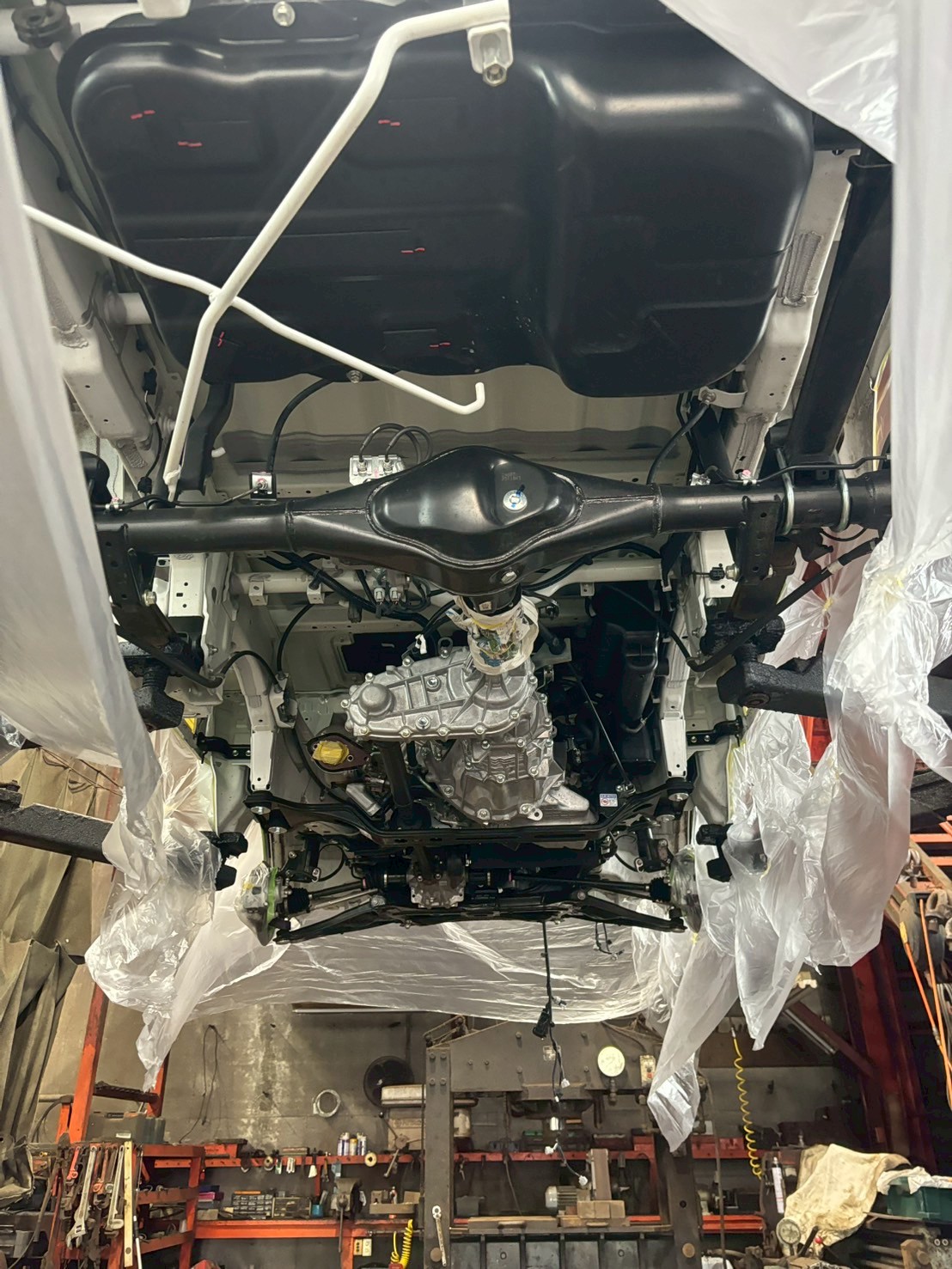 八丈島での車検・点検作業の様子